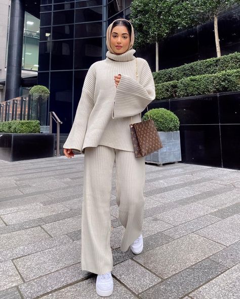 Hijabi Fashion Winter, Modest Winter Outfits, Hijabista Fashion, Hijabi Outfit, Muslim Fashion Hijab Outfits, Pose Fotografi, Hijab Style Casual, Hijabi Fashion Casual, Winter Fashion Outfits Casual