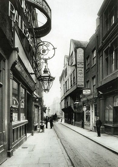 Wych Street in 1870 before demolition in 1901. It ran from the western end of St… Victorian Workshop, 1900s London, Victorian Street, Victorian London Street, London In 1800s, 19th Century London, Old London Streets, London Vintage, Australia House