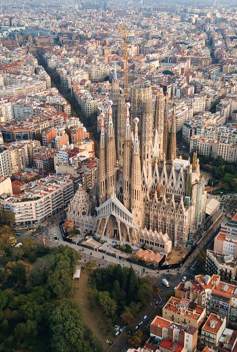 10 Tourist Mistakes NOT To Make in Barcelona - The Creative Adventurer Barcelona Sights, Barcelona Pictures, Barcelona Travel Guide, Barcelona Spain Travel, Park Güell, Cities To Visit, Tourist Trap, Barcelona Travel, Travel Time