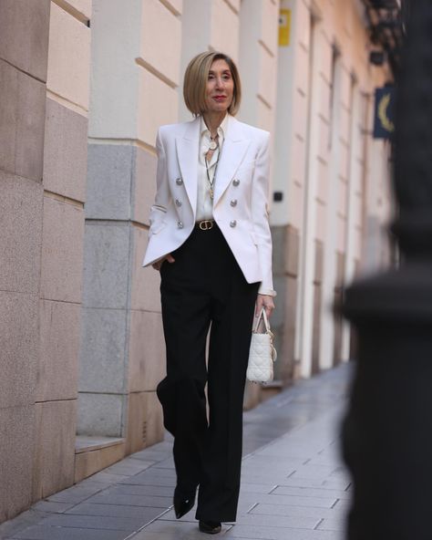 Susie Rejano, New Phase Of Life, Susi Rejano, White Blazer Outfits, Mon Dressing, Minimalist Outfits, Fall Attire, Personal Style Inspiration, Elegant Sophisticated