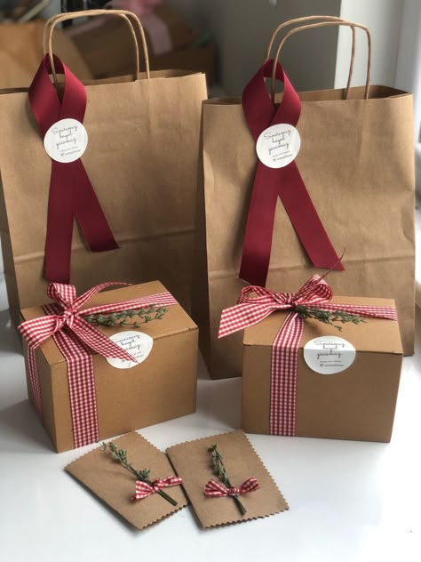 Graduation Gift Bags, Brown Paper Bags, Paper Bag Design, Decorated Gift Bags, Personalised Gifts Diy, Gift Wrapping Techniques, Creative Gift Wraps, Gift Wrapping Inspiration, Packaging Ideas Business