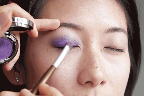 Great tutorial - How to Apply Purple Eye Shadow to Asian Eyes Kylie Jenner Eye Makeup, Asian Makeup Prom, Purple Eye Shadow, Asian Makeup Looks, Cute Eyeshadow Looks, Prom Makeup Looks, Applying Eye Makeup, Korean Eye Makeup, Best Makeup Tips