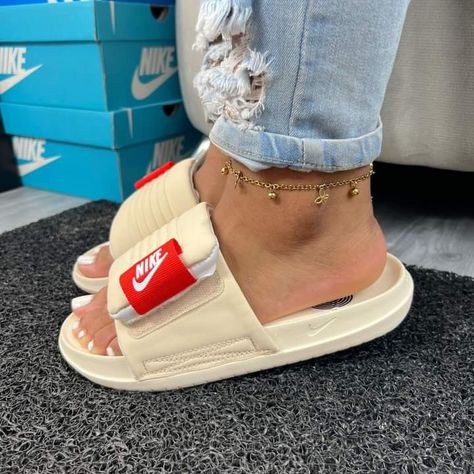 Nike Sandals Women, Nike Sandals, Cute Nike Outfits, Nike Shoes Girls, Mode Zara, Pretty Shoes Sneakers, Cute Nikes, Girly Shoes, Swag Shoes