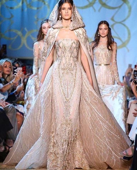 Elie Saab Look Gatsby, Gaun Koktail, Boho Mode, Elie Saab Couture, Fantasy Dresses, Royal Dresses, Dior Haute Couture, Fantasy Gowns, Fairytale Dress