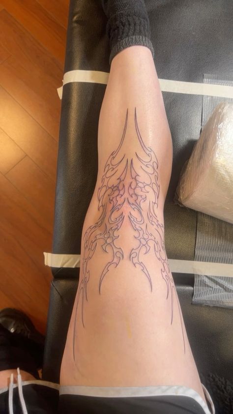 Sick Knee Tattoos, Cybersigil Leg Tattoo, Neotribal Knee Tattoo, Knee Tattoo Aesthetic, Back Tattoo Grunge, Cybersigilism Knee Tattoo, Cybersigilism Tattoo Thigh, Tattoo Knee Woman, Cybersigilism Leg Tattoo