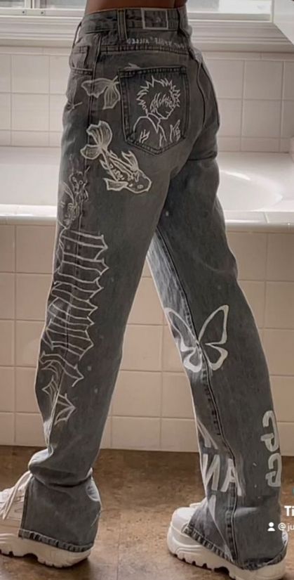 Diy Baggy Jean Designs, Drawing On Trousers, Diy Pants Design Paint, Bleaching Black Jeans, Bleach Trousers Ideas, Drawn On Jeans Grunge, Bleach Designs On Jeans Y2k, Bleach Pants Ideas Black, Jeans Bleach Ideas