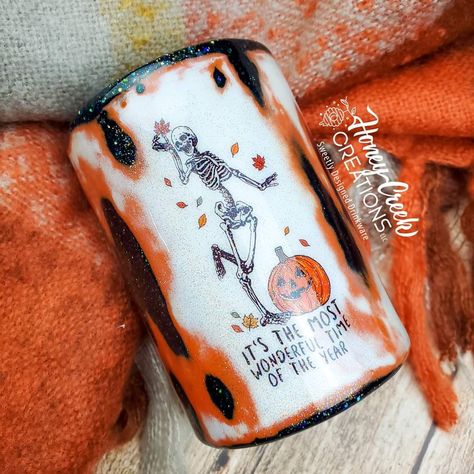 Fall Tumblers, Cup Inspiration, Tumblers Ideas, Customized Cups, Halloween Tumblers, Halloween Arts, Cups Ideas, Tumbler Inspiration, Epoxy Cups