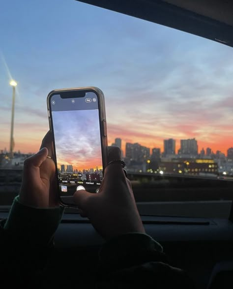 Daily Life Aesthetic Photos, Scrolling Through Phone, City Core Aesthetic, Wow Photo, Pretty Sky, Foto Ideas Instagram, Sunset Pictures, Summer Photos, City Aesthetic