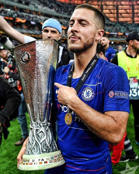 Is this the end for you at Chelsea? Yes i think so - Eden Hazard after winning the Europa League Hazard Chelsea, Football Tattoo, Gary Neville, Cr7 Messi, Premier Lig, Fc Liverpool, Eden Hazard, Chelsea Football Club, Stamford Bridge