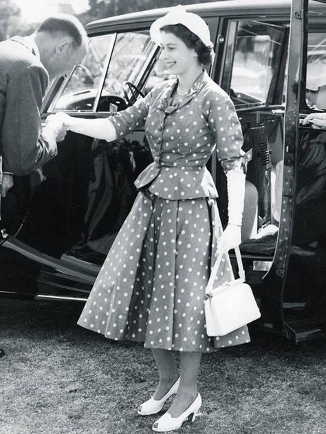 Queen Elizabeth Ii Style, Navy Polka Dot Dress, Rainha Elizabeth Ii, Polka Dots Outfit, Reine Elizabeth, Duchess Of York, Isabel Ii, Princess Margaret, Her Majesty The Queen