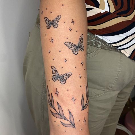 skin stickers ! on Instagram: “🦋✨🦋✨🦋✨ butterfly n some freehand vines for jackie !!thank uuu sm so lovely to meet uuu !! #butterflytattoo #butterfly #armtattoo…” Stickers On Instagram, Vine Tattoos, Cute Small Tattoos, Small Hand Tattoos, Tattoo Style Drawings, Dope Tattoos, Piercing Tattoo, Body Mods, Body Tattoos