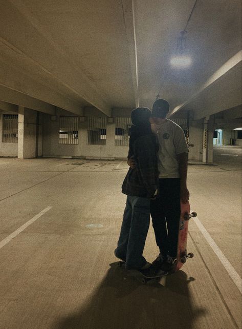 Cute Skater Couple Aesthetic, Skateboarding Couple Aesthetic, Couple Skating Aesthetic, Skater Couple Goals, Skater Relationship Goals, Runaway Aesthetic Couple, Skater Bf And Gf, Skater Bf Aesthetic, Skater Friends Aesthetic