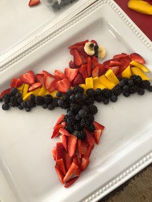 Pirate Fruit Tray, Pirate Themed Food Snacks, Parrot Party Ideas, Parrot Themed Birthday Party, Bird Theme Food, Parrot Birthday Party Ideas, Pirate Food Ideas For Kids, Pirate Food Ideas, Pirate Themed Food