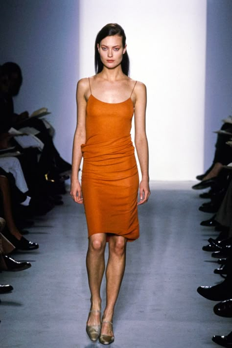 Calvin Klein Collection Fall 1997 Ready-to-Wear Fashion Show - Shalom Harlow 90s Slip Dress, Haute Couture Style, 90s Minimalism, Shalom Harlow, 90s Runway Fashion, 90s Runway, Calvin Klein Collection, 1990s Fashion, 90's Fashion