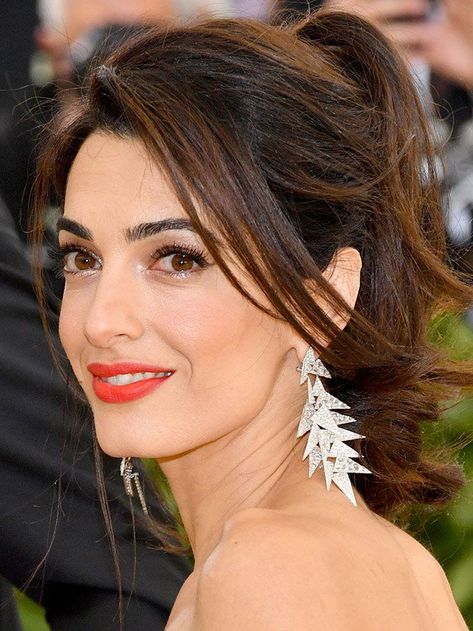 Hair Bun Design, Model Beauty Secrets, Make Eyes Pop, Celebrity Beauty Secrets, Korean Beauty Secrets, Pretty Makeup Looks, Easy Bun Hairstyles, Amal Clooney, Beauty Pop