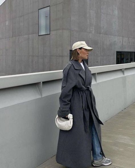 Dark Grey Trench Coat Outfit, Grey Coat Outfit, Trenchcoat Outfit, Pre Fall Outfits, Minimalism Clothes, Gray Outfits, Classic Suits, Raincoat Outfit, Paris Inspired