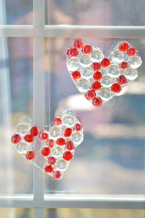 Celebrate all things hearts and love with this Valentine's themed glass bead heart suncatcher craft. These DIY suncatchers are SO PRETTY and really easy to make! It's a simple Valentine's Day craft for both kids and adults, and a fun way to use glass beads from the dollar store. Christmas Candle Holders Diy, Valentines Art For Kids, Profitable Crafts, Glass Bead Crafts, Suncatcher Craft, Bead Crafts Diy, Easy Valentine Crafts, Valentine Gifts For Kids, Diy Valentines Decorations