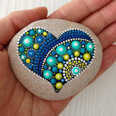 Dot Art Painted Stones Diy Mandala, Stones Garden, Mandala Painted Rocks, Diy Rock Art, Mandala Rock Art, Stone Art Painting, Beautiful Mandala, Painted Rocks Craft, Painted Rocks Diy