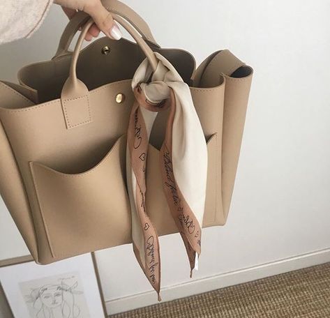 pinterest: @Blancazh Purse Aesthetic, Beige Handbags, Cream Aesthetic, Beige Bag, What In My Bag, Pretty Bags, Beige Aesthetic, Brown Aesthetic, 가을 패션