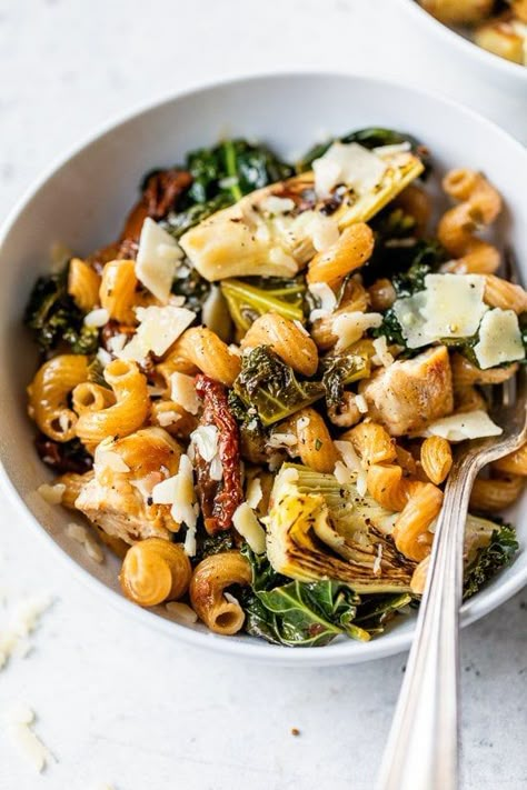 Kale And Sun Dried Tomatoes, Artichoke Sundried Tomato Pasta, Artichoke Dinner Recipes, Artichoke Sundried Tomato, Light Dinner Ideas, Chicken And Artichoke, Gina Homolka, One Pot Recipes, Artichoke Recipes