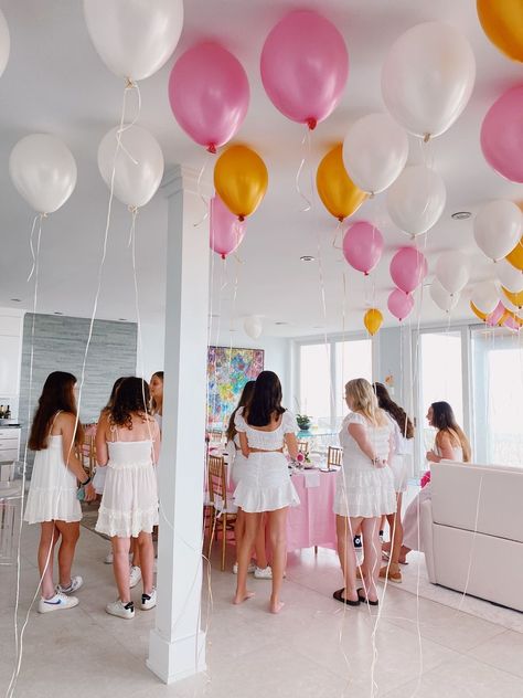 Grad Party Preppy, Grad Party Aesthetic Ideas, Preppy Birthday Party Ideas, Grad Party Aesthetic, Preppy Party Decorations, Preppy Filter, Preppy Bday, 14th Birthday Party Ideas, Preppy Birthday