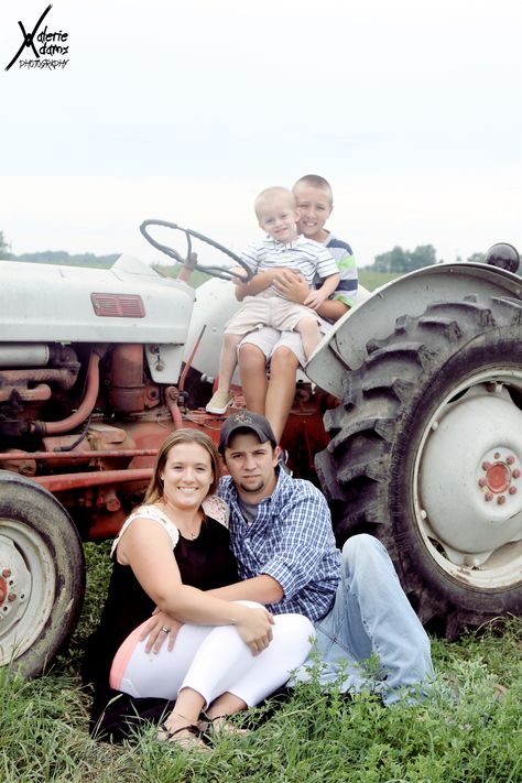 Tractor Family Photo Shoot, Tractor Family Photos, Tractor Christmas Picture, Tractor Family Pictures, Farming Photoshoot, Tractor Photo Shoot, Tractor Photoshoot, Spring Picture Ideas, Farm Family Pictures