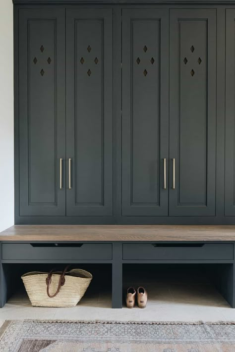 A stunning Belgian farmhouse style with a contemporary twist in Chicago Transitional Laundry Room, Decoration Hall, Kate Marker Interiors, Mudroom Lockers, Mudroom Entryway, Mudroom Laundry Room, Oak Bench, Mudroom Design, Hal Decor