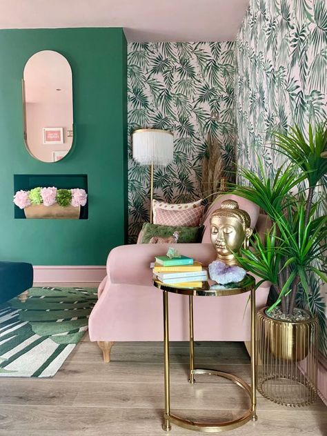 a cheerful living room in green and pink, with tropical wallpaper, pink furniture and green walls Pink Furniture, Background Search, Pink Living Room, Green Walls, Pink Collection, Living Room Green, Green Rooms, Green Decor, Bedroom Green