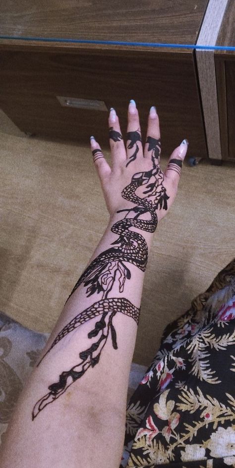 Henna Snake Tattoo, Henna Snake Design, Henna Designs Snake, Snake Henna Tattoo, Snake Henna, Dragon Henna, Thigh Henna, Medieval Fair, Heena Design