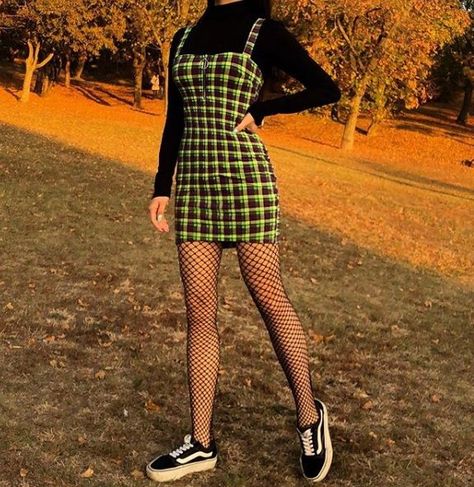 Indie Outfits Alternative Fashion, Fishnet Outfit, Outfits 90s, Grunge Dress, Aesthetic Grunge Outfit, Cute Spring Outfits, Tumblr Outfits, Grunge Girl, Outfits Spring