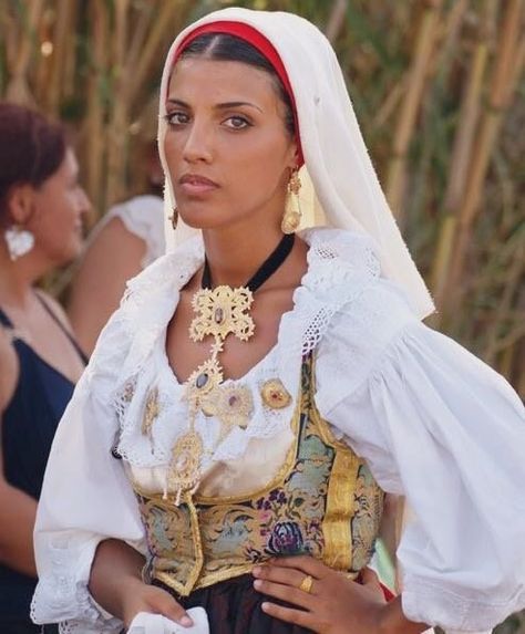 Sicilian Clothing, Traditional Italian Clothing, Mediterranean Women, Sicilian Women, Mediterranean Aesthetic, My Culture, Italian Aesthetic, Portuguese Culture, Southern Europe