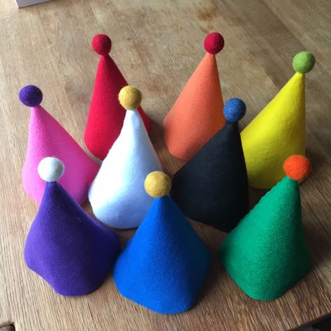 Simple DIY Felt Party Hat Tutorial and Template Diy Felt Party Hat, Felt Party Decorations, Reusable Birthday Decorations, Birthday Party Ideas Simple, Birthday Hat Template, Felt Birthday Hat, Felt Party Hat, Party Hat Template, Classroom 2023