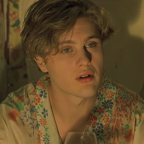 Michael Patt as Matthew in The Dreamers (2003) The Dreamers Matthew, The Dreamers 2003, Michael Pitt, Profile Pics, The Dreamers, Profile Picture, Human, Quick Saves