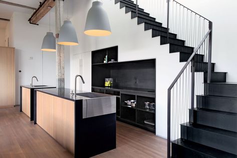 Kitchen Under Stairs, Stairs In Kitchen, Baths Interior, Loft Kitchen, Kitchen Room Design, Industrial Loft, Under Stairs, Staircase Design, Stairs Design