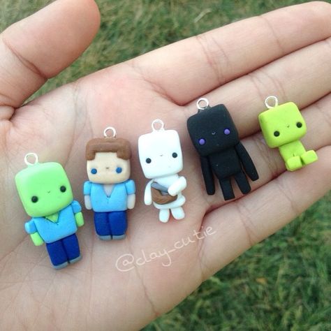 Minecraft fimo Minecraft Clay Charms, Minecraft Beads, Polymer Clay Cake, Polymer Clay Kawaii, Polymer Clay Diy, Cute Polymer Clay, Polymer Clay Miniatures, Clay Miniatures, Cute Clay