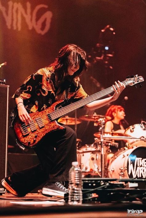 Bass Guitarist Aesthetic, Rock Star Reference, Bassist Reference, Guitarist Pose, Bassist Girl, Bass Player Aesthetic, Female Guitarist Aesthetic, Girl Bassist, Female Rockstar Outfit