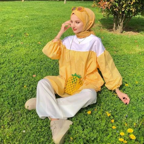 Yellow Hijab Outfit, Yellow Hijab, Manto Model, Green Top Outfit, Hijabi Styles, Hijab Clothes, Diy Belt For Dresses, Fashion Modest, Modest Fashion Hijab