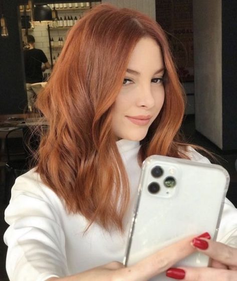 Cinnamon hair, el color trendy para un cabello alucinante Cinnamon Hair, Ginger Hair Color, Hair Color Auburn, Strawberry Blonde Hair, Winter Hair Color, Brown Blonde Hair, Auburn Hair, Hair Color And Cut, Tone Hair