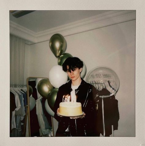 Birthday Pic Inspiration, Birthday Guy Aesthetic, Birthday Poses For Instagram Men, Birthday Boy Poses, Mens Birthday Aesthetic, Birthday Outfit Men Aesthetic, Birthday Aesthetic Men, 18th Birthday Party Photoshoot, 18th Birthday Photoshoot Ideas Boys