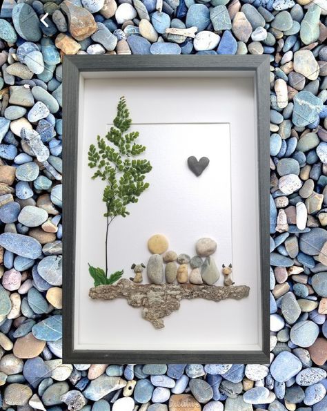 Picture With Rocks Pebble Art, Pebble Pictures Family, Family Pebble Art Pictures, Rock Frames Stone Art, Pebble Rock Art Ideas, Framed Pebble Art Ideas, Rock Family Art Diy, Pebble Family Art, Stone Family Art