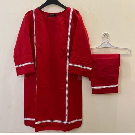 Red Suit Pakistani Design, Red Dress Pakistani Casual, Red Kameez Design, Lace Dress Styles Pakistani, Red Dress Designs Pakistani Simple, Loan Suits Designs, Red Suits For Women Pakistani, Plain Dress Designs Pakistani Casual, Simple Plain Suit Designs Pakistani