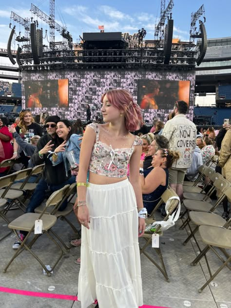 Taylor Swift Spring Outfits, Taylor Swift Folk Lore Era Outfits, Folklore Taylor Swift Era Outfits, August Eras Tour Outfit, Eras Tour White Outfit, Taylor Swift Concert Outfit Evermore Era, Eras Tour Outfit Lover Era, Lover Eras Tour Outfits Ideas, Taylor Swift Tour Outfits Folklore