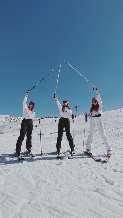 Ski Group Photo, Ski Poses Photo Ideas, Friendgroup Photo, Skiing Pictures With Friends, Ski Poses, Ski Photo Ideas, Ski Girl Aesthetic, Skiing With Friends, Skiing Pictures