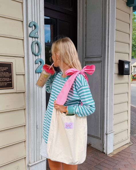 A lot of you gals guessed it… bow totes are coming back this Friday, September 6th at 10 am est !!!!! 🎀 Our first launch of these cuties went crazy!!!! Like they literally sold out in less than 30 minutes!?!? I ordered lots more this time around because I think every gal needs a bow tote in their life BUT I’d still set an alarm and try to be on the site right at 10 am est if you’re 10000% needing one!!! FRIDAY CAN’T COME FAST ENOUGH🌟 Bow Tote Bag, Pink Friday, Girly Bags, Tote Purse, Pink Bow, Girly Girl, White Bag, Paper Design, Girly Things