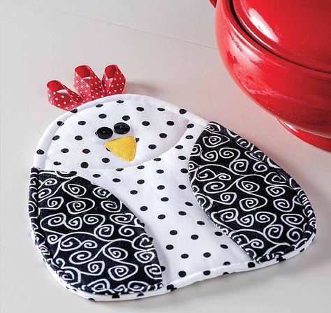 Quilting Digest - Slide fingers under the chicken's wings... Quilting Digest, Diy Sewing Gifts, Chicken Crafts, Cute Chicken, Quilted Potholders, Crafts Sewing Projects, Potholder Patterns, Beginner Sewing Projects Easy, Small Sewing Projects