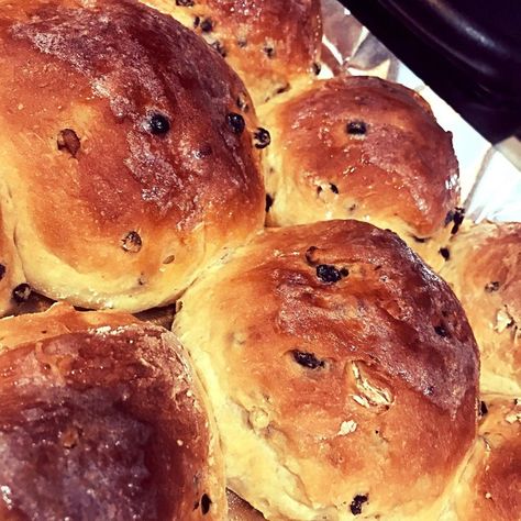 I am a patron of the local bakery “Acme Bakery” that has among its various breadstuffs a lovely Current Bun. I’ve never really thought to… Currant Buns Recipe, Buns Recipe Easy, Morning Bun, Local Bakery, Cherry Recipes, Bun Recipe, Hamburger Bun, Buns, Easy Meals