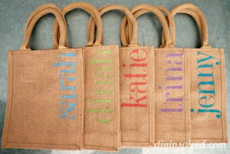 DIY Bachelorette Party Favor Idea Diy Burlap Bags, Bachelorette Party Favors Diy, Party Favor Bags Diy, Favor Bags Diy, Easy Personalized Gifts, Diy Bachelorette, Bachelorette Diy, Bachelorette Party Favor Bags, Personalised Jute Bags