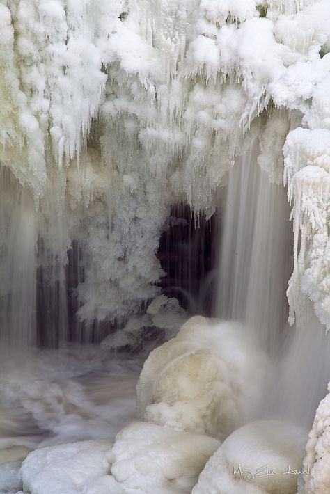 Frozen Waterfall, Ivy House, Winter Beauty, Winter Wonder, Pretty Places, Winter Scenes, The Ice, Amazing Nature, 그림 그리기