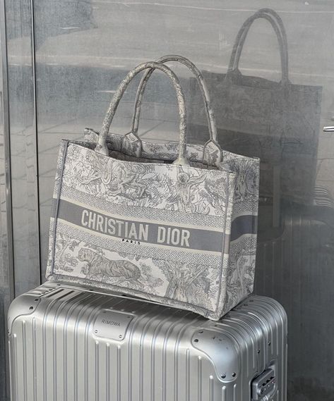 Tote Bag Outfit, Designer Inspired Handbags, Christian Dior Bag, 2023 Travel, Christian Dior Paris, Luxury Tote Bags, Inspired Handbags, Dior Book Tote, Timeless Luxury