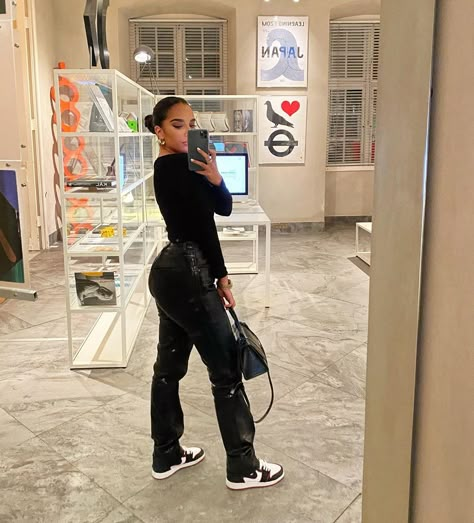 Street Shoes Women, Cute All Black Outfits Casual, Jordan Outfit Black Women, Jordan 1 Fits, Streetwear Fashion Jordan 1 Women, Black Outfit Black Women, Outfit Jordan, Jordan 1 Outfit Women Baddie, Baddie Yeezy Outfit